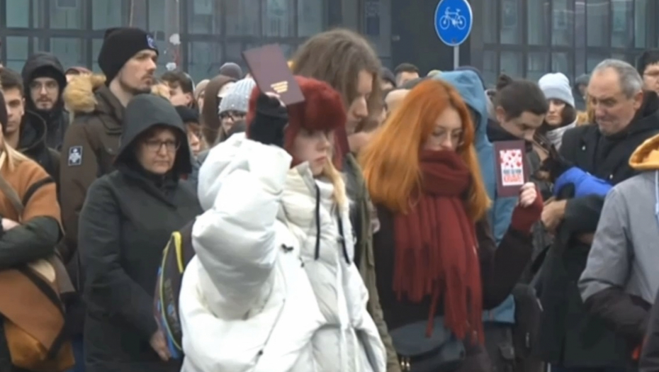 SUKOB MEĐU STUDENTIMA! Prvi prete, drugi kukaju, a treći pišu peticiju da im se dozvoli polaganje ispita! (VIDEO) - Alo.rs