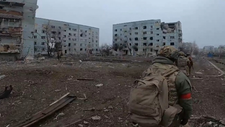 KAO DA JE PROTUTNJAO URAGAN, JEDVA KAMEN NA KAMENU OSTAO Tela ubijenih vojnika rasuta po Kurahovu, Rusi su zauzeli grad - ali po koju cenu? (VIDEO) - Alo.rs