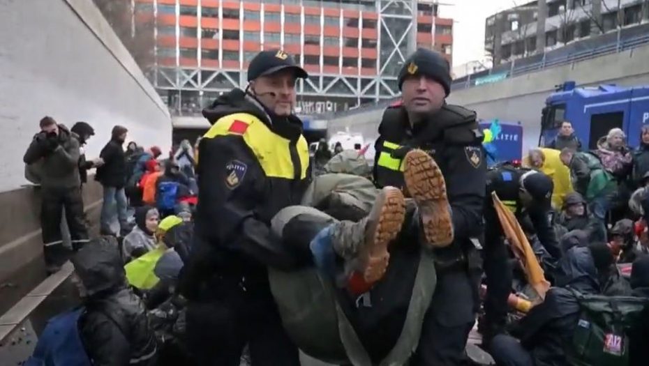 AUTOBUSIMA IH VOZILI U ZATVORE Ekološki aktivisti blokirali auto-put kod Haga, policija ih samlela, 700 potrpala iz rešetaka (VIDEO)