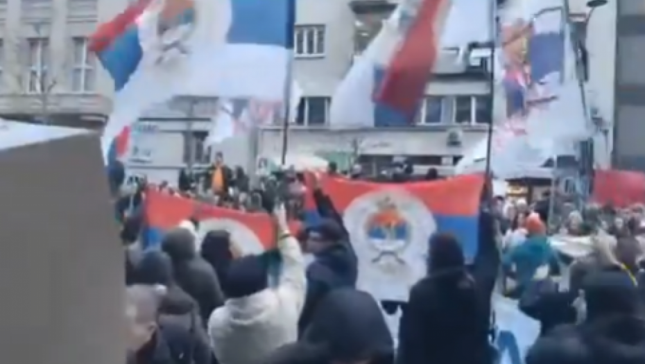 BAŠ NAS BRIGA ZA TZV. KOSOVO I REPUBLIKU SRPSKU: Organizatori studentskih blokada zabranili patriotska obeležja!  (FOTO/VIDEO)