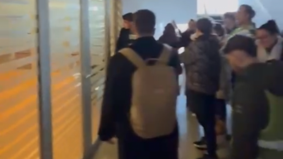 ĐILASOVI STUDENTI UPALI NA MEDICINSKI FAKULTET DA SPREČE KOLEGE DA POLAŽU ISPITE! Došli sa drugih fakulteta da blokiraju druge! (FOTO/VIDEO)