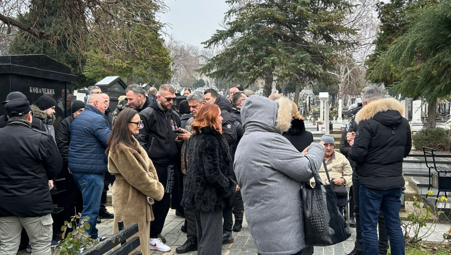 NIJE SE POJAVILA NA POMENU Porodica Ražnatović utučena, potresne scene na Novom groblju, a svi se pitaju gde je ona! (FOTO)