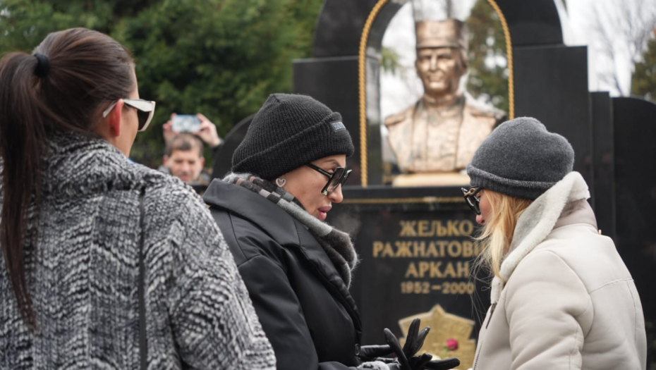 ANASTASIJA NEUTEŠNO GLEDA U OČEV GROB Prišla joj i Ceca, a Veljkov pogled kida dušu, najbolniji trenutak na pomenu!