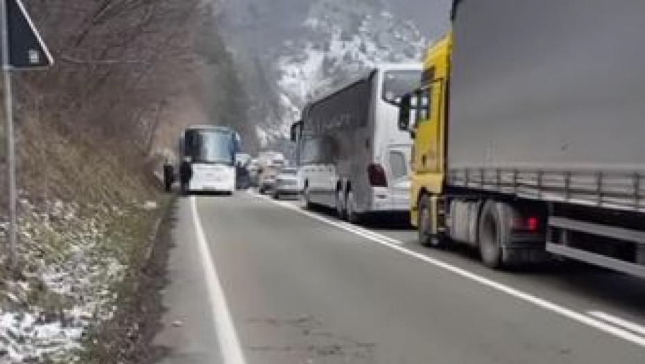 STRAVIČAN UDES NA IBARSKOJ! Sve stoji! (VIDEO)