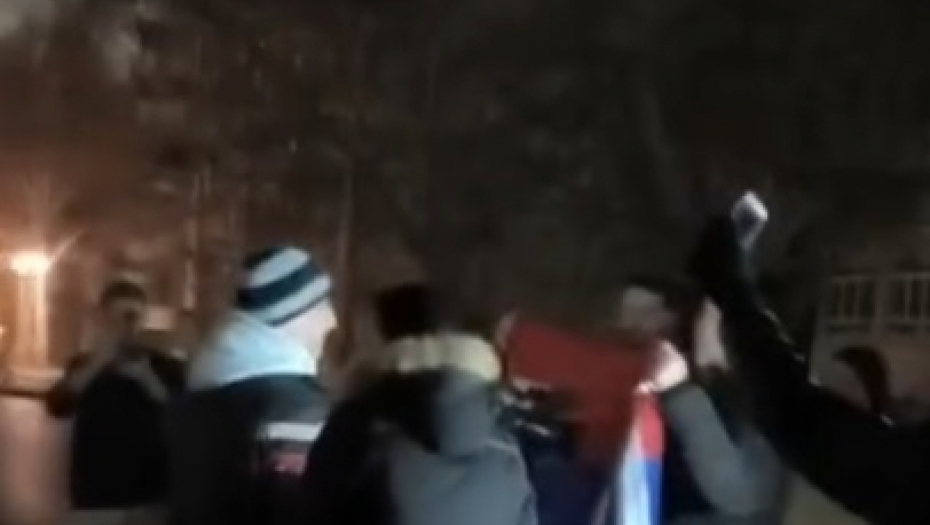 "SLOMI IM KAMERU!" Studenti napali novinare ispred FTN - čemu agresija i zabrana izveštavanja? (VIDEO) - Alo.rs