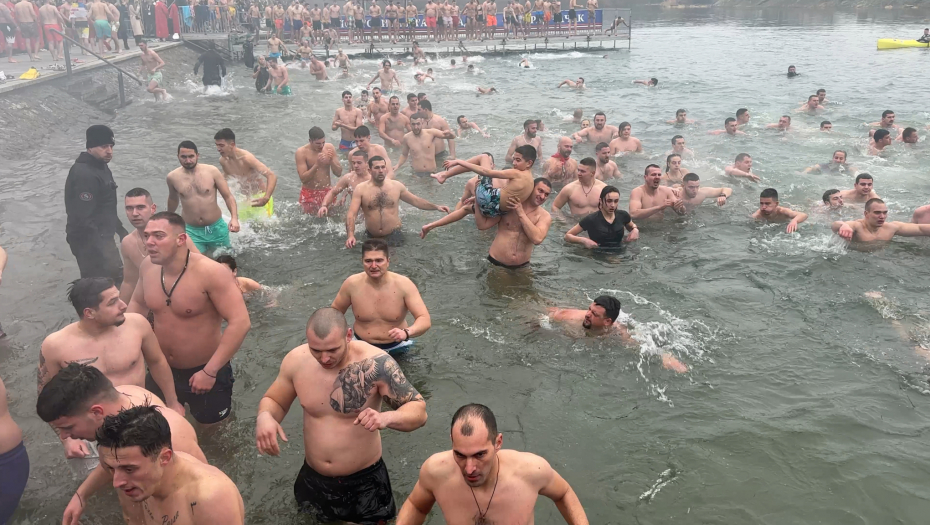 "NINA UDAJ SE ZA MENE!" Nikola isplivao iz Zvorničkog jezera na Bogojavljenje - pa izvadio PRSTEN! (FOTO)