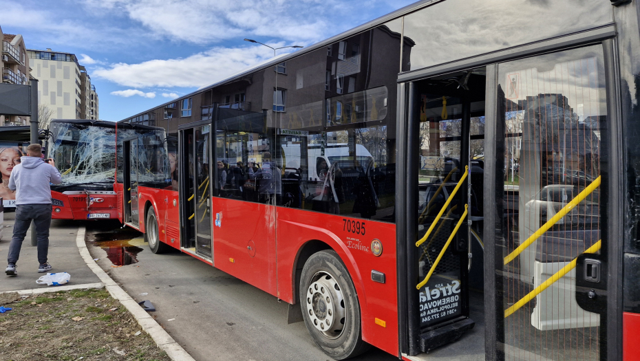 MORTUS PIJAN SE TETURAO I PAO TIK PRED TOČKOVE! Vozač BUSA zakočio dok je pijanac BIO U LETU!