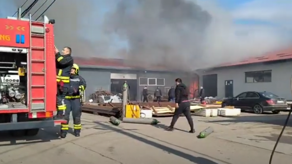 BANJALUČKO NASELJE U PLAMENU! Požar zahvatio i zgradu pored firme, vatrogasci na terenu (VIDEO)