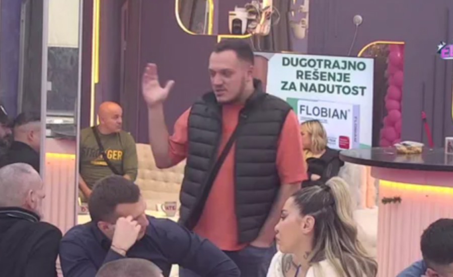 GASTOZ OBUKAO ŽENSKU MAJICU KOJA ISTIČE GRUDI! Misli da će fore iz vremena "Parova" nasmejati naciju (VIDEO)