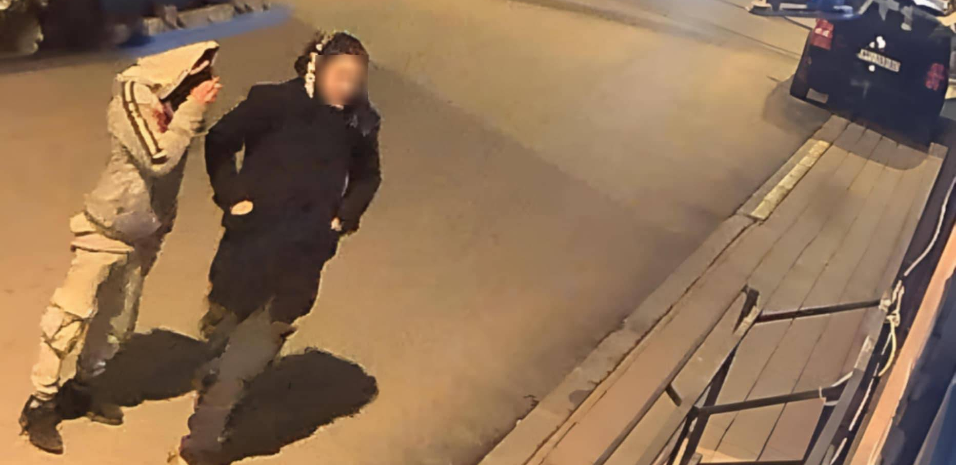 AKO VIDITE OVE LJUDE, ODMAH POZOVITE POLICIJU Kamera snimila osumnjičene za seriju pljački u Ulici Generala Živkovića (FOTO/VIDEO) - Alo.rs