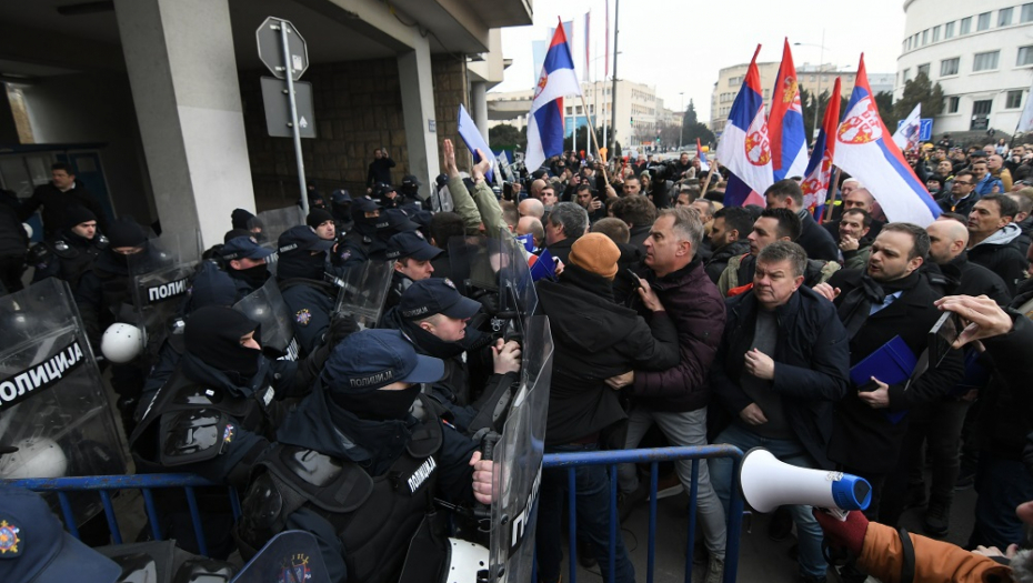 UŽAS! Petorica policajaca povređena u Novom Sadu, jezivo nasilje opozicije!