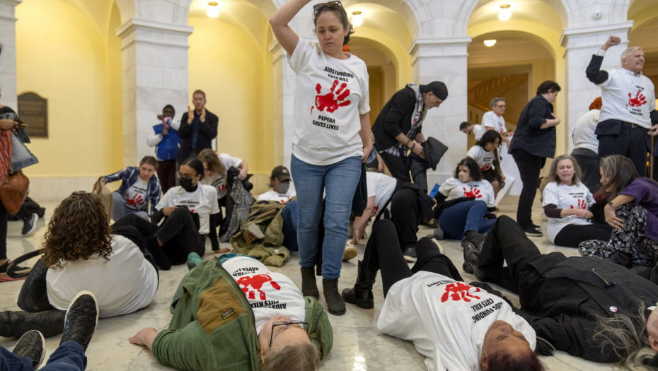 DONALD TRAMP POHAPSIO SVE "KRVAVE ŠAKE": Radnici USAID-a pokušali protest u Vašingtonu (FOTO)