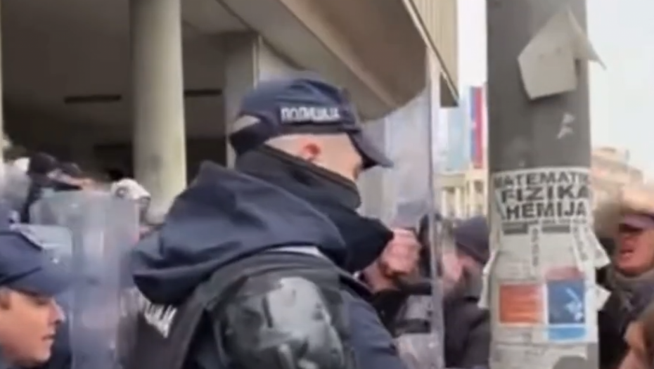 GAĐAJU POLICIJU - CILJAJU SRBIJU! (VIDEO)