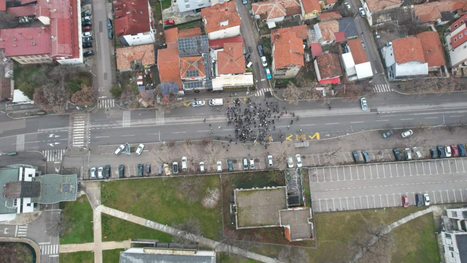 LJUDI NEMA, ALI KOTLIĆI IDU Evo koliko je ljudi na protestu u Nišu (FOTO)