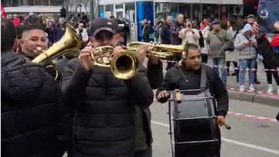 SNIMAK IZ NIŠA OTKRIVA PRAVO LICE PROTESTA: Trubači i žurke umesto žalosti zbog tragičnog događaja! (VIDEO)