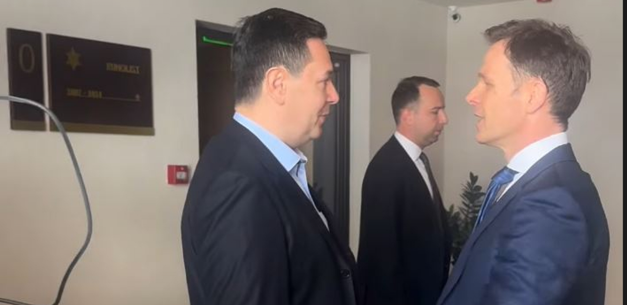 HIT SCENA NA KOPAONIKU Šarović probao da "na prepad" uhvati ministra Malog, dobio jasne odgovore (VIDEO)