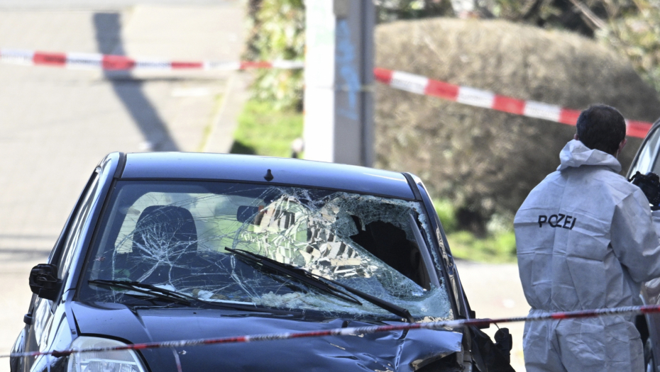 OTKINUTI DELOVI TELA RAZBACANI SVUDA PO ULICI! Dvoje umrlo u napadu, vozač se automobilom zaleteo u ljude: Horor u Nemačkoj! (FOTO)