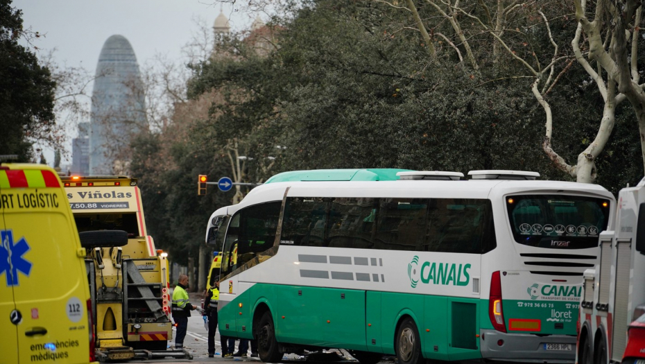 AUTOBUS SKRENUO SA PUTA, PA SE ZAKUCAO U DRVO! Drugi naleteo na njega, broj povređenih raste (FOTO/VIDEO)