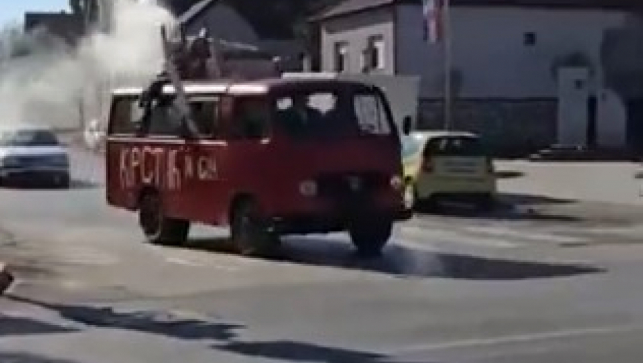 NEOBIČNA SCENA U HRVATSKOJ NASMEJALA REGION Kombi sa natpisom ''Krstić i sin'' se pojavio na ulicama, reakcija meštana je totalni hit! (VIDEO) - Alo.rs