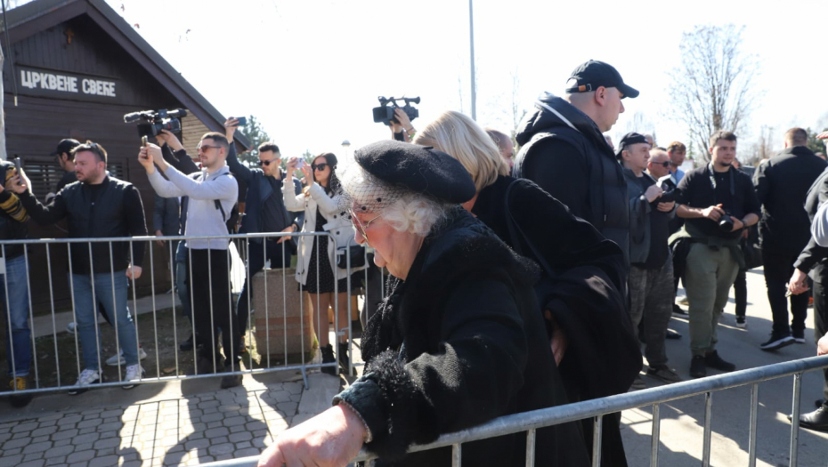 SAŠINA SESTRA JEDVA HODA Pridržavaju je da ne padne (FOTO/VIDEO)