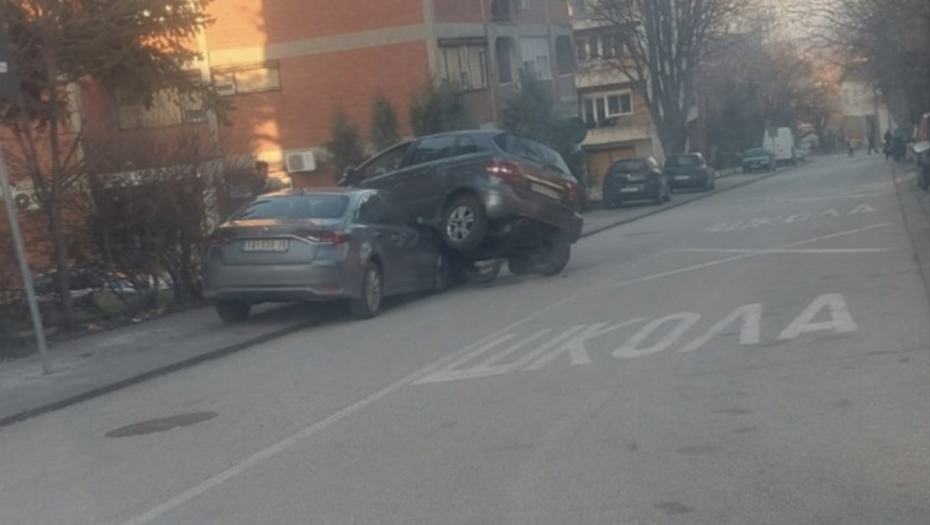 MERCEDESOM SE "POPEO" NA PARKIRANI AUTO "Čuli smo da je vozač pomešao papučice"