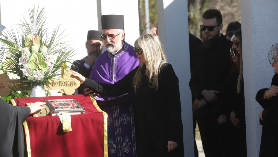 SUZANA PRONAŠLA UTEHU U NJEGOVOM ZAGRLJAJU Kada ga je ugledala na groblju odmah briznula u plač (FOTO)