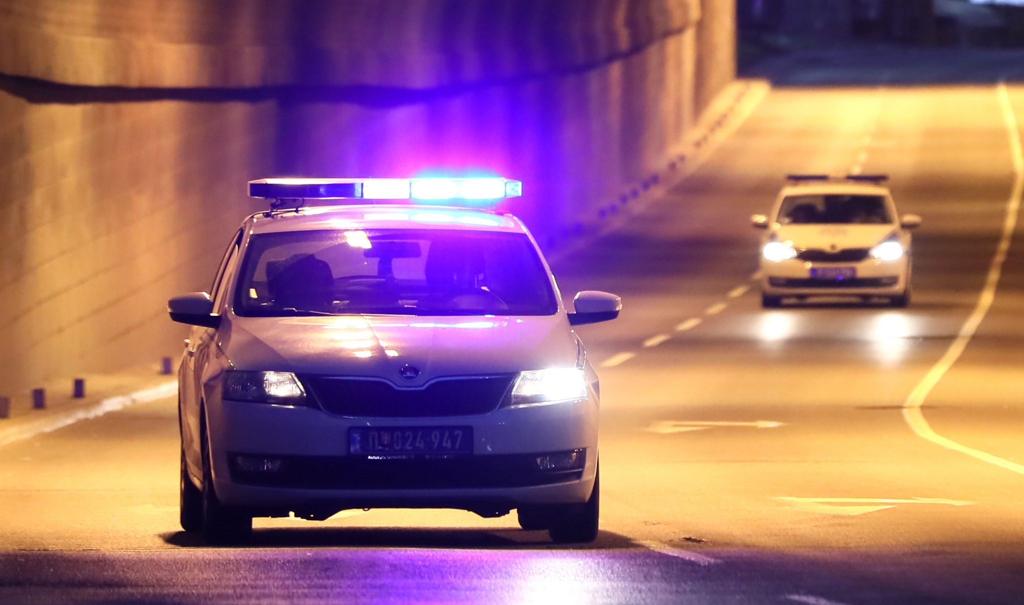 LOPOV U ZELENOJ JAKNI UKRAO DECI NOVOGODIŠNJE PAKETIĆE U ZEMUNU Iskoristio nepažnju vozača i odneo poklone
