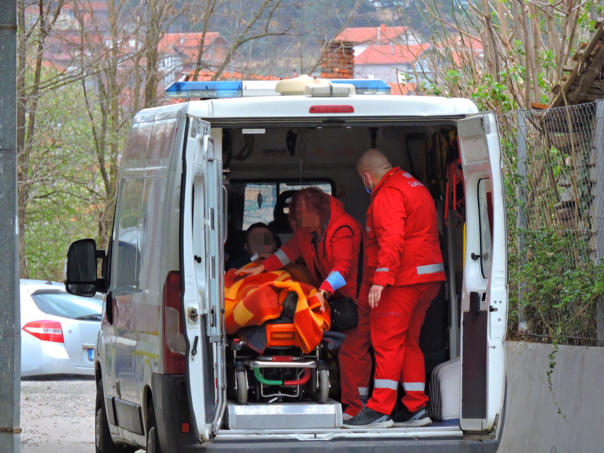 ČUDO U RAKOVICI Vozač pao u provaliju od 50 metara i PREŽIVEO!