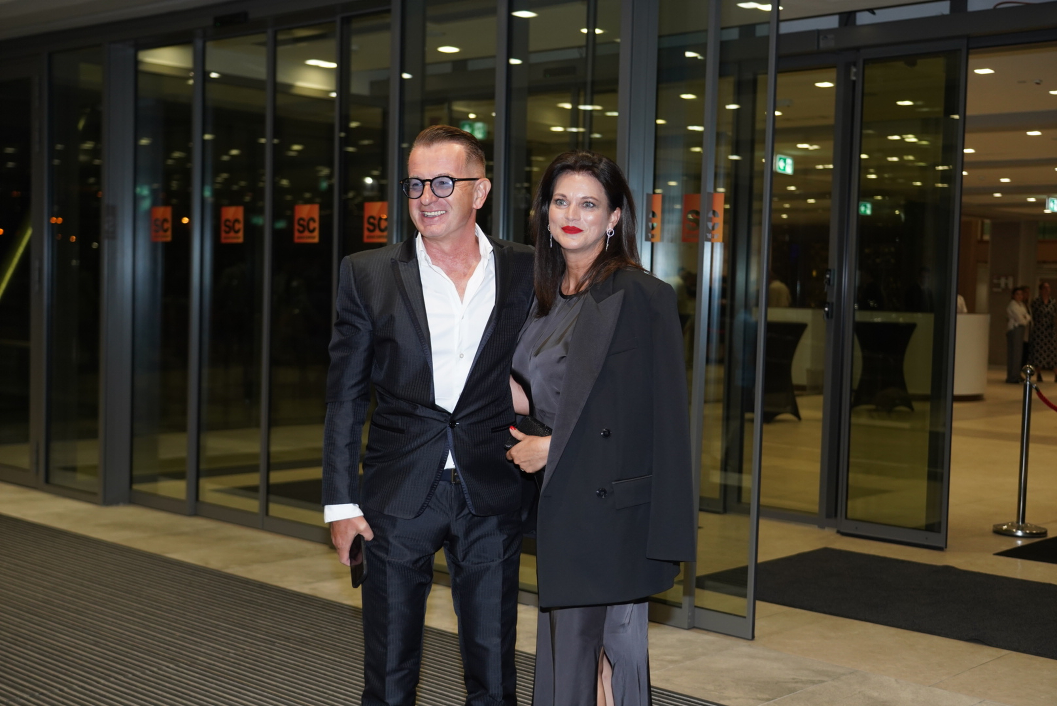 "NIJE HTELA DA MI DA BROJ" Naš pevač otkrio kako je upoznao suprugu, u sve bio umešan Žika Jakšić!