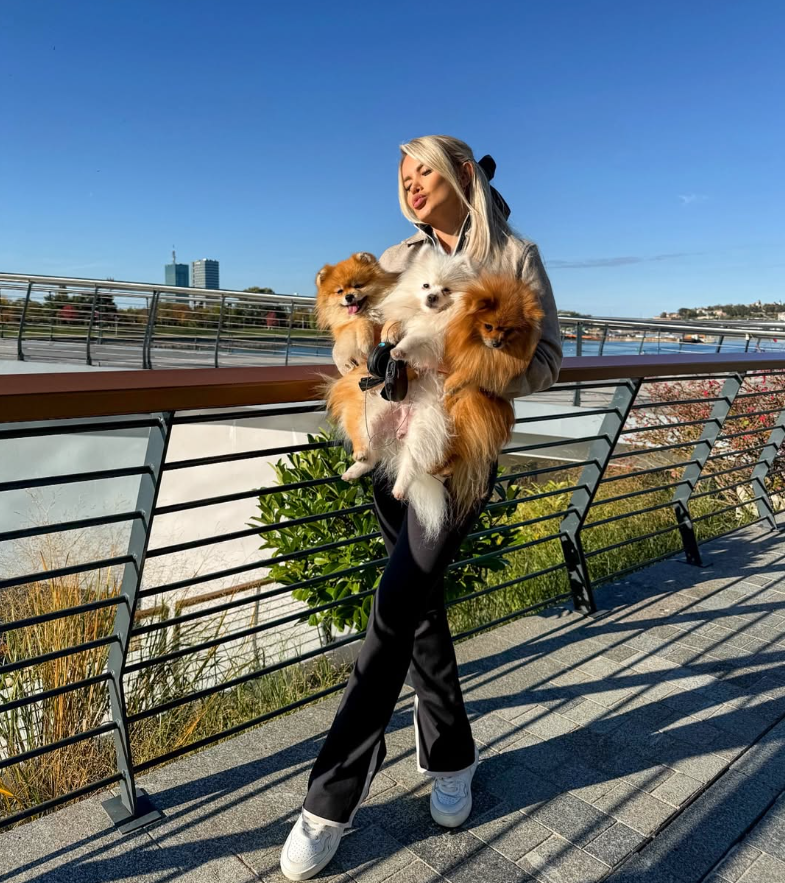 BILA U VEZI SA ŽENOM, A SAD UŽIVA PORED NOVOG DEČKA Objavila intiman kadar iz luksuznog auta! (FOTO)