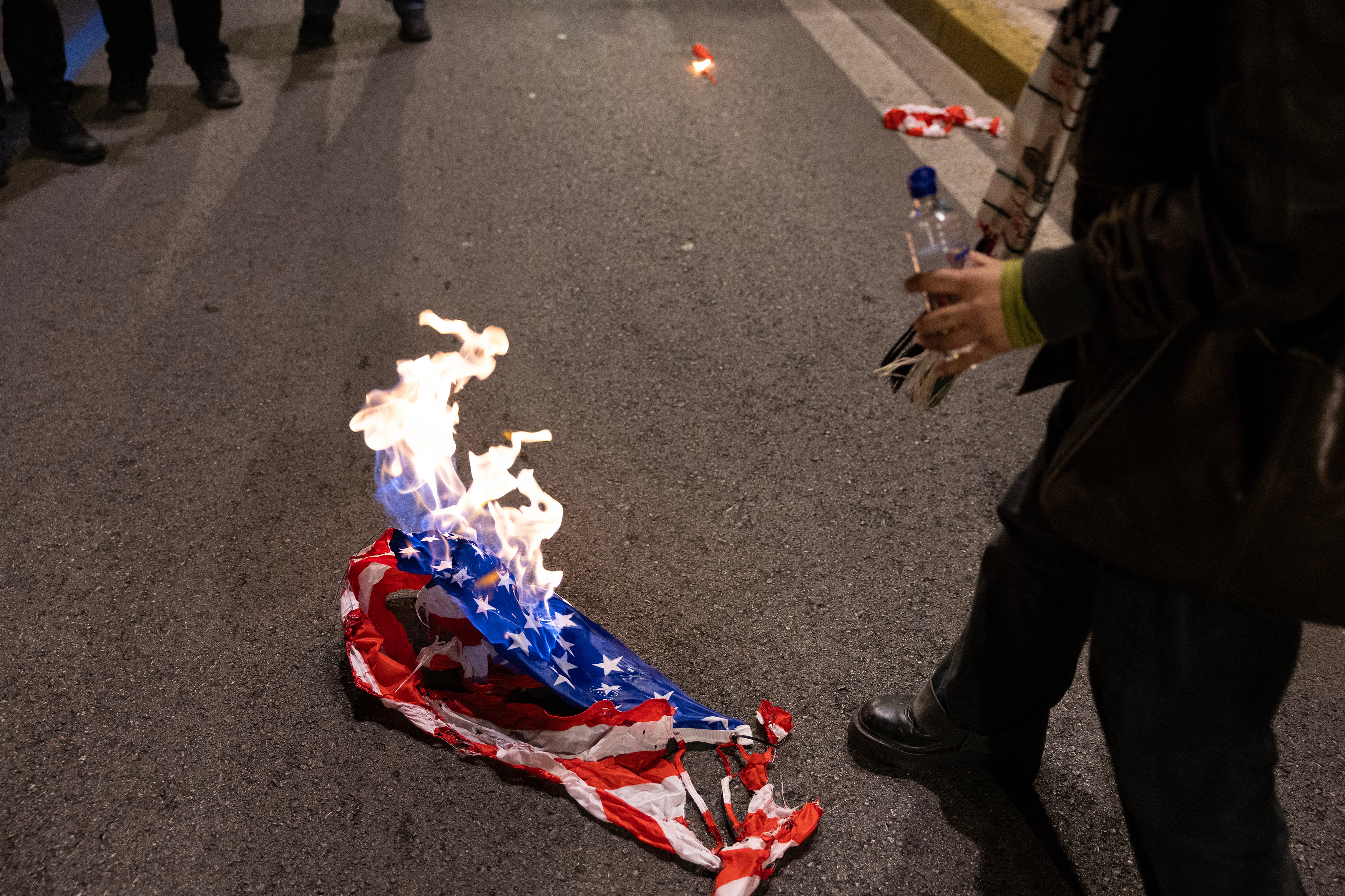 BES SE ŠIRI SVETOM! Protesti ispred ambasade SAD: Međunarodni zločin Trampa