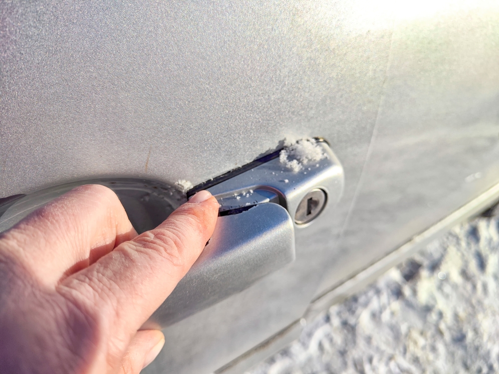 Kako bezbedno otvoriti zaleđena vrata automobila