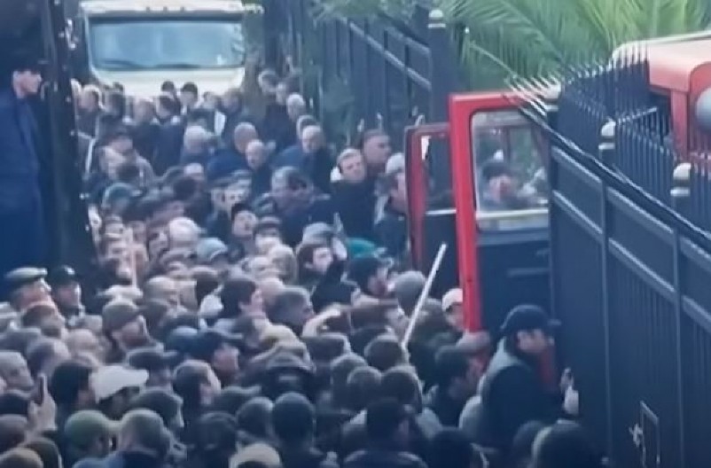 VEĆ VIĐEN SCENARIO, SVI ZNAJU KO NA ULICAMA MENJA VLAST Predsednik Abhazije podneo ostavku, opozicija upala u parlament zbog sporazuma sa Rusima