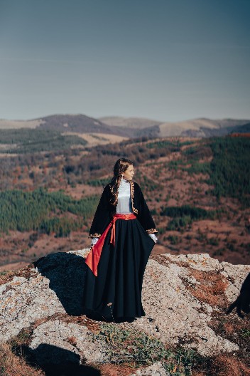 NJEN GLAS NIKOGA NE OSTAVLJA RAVNODUŠNIM Ima samo 12 godina, a snimila je ozbiljnu pesmu o Kosovu