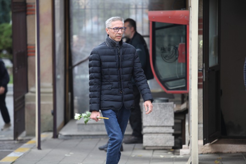 PRVO POJAVLJIVANJE VODITELJA NAKON POVLAČENJA ZBOG BOLESTI Dejan Pantelić na sahrani majke Željka Mitrovića (FOTO)