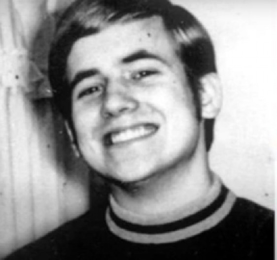 OTAC NA SAMRTI OTKRIO ŠOKANTNU ISTINU PORODICI 52 godine je bežao od pravde, kad je umro, policija im zakucala na vrata! (VIDEO)