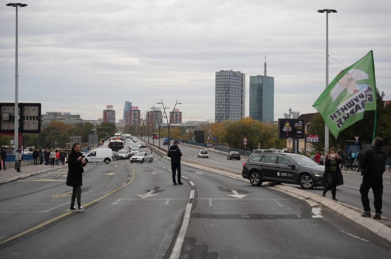 OPOZICIJA PRAVI HAOS U BEOGRADU Blokirali Brankov most, priveden Savo Manojlović