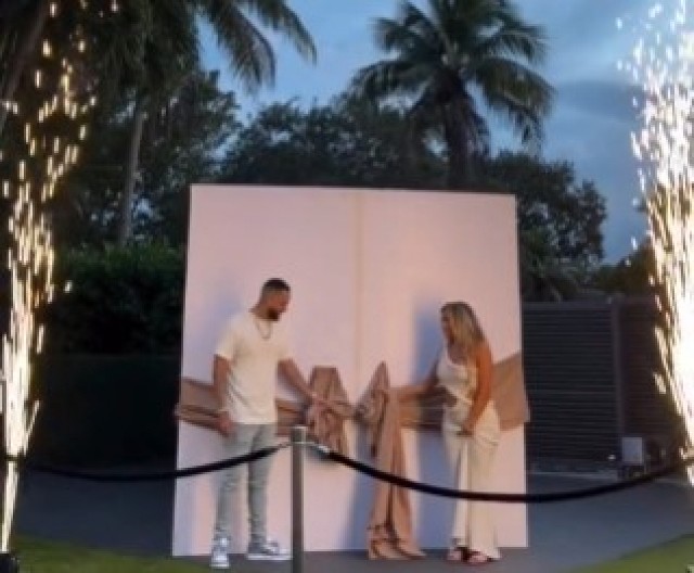 OVO OTKRIVANJE POLA JE DEFINICIJA KIČA I ŠUNDA Roditelji se izbahatili na proslavi za sve pare, prozivke na mrežama samo pljušte! (VIDEO)