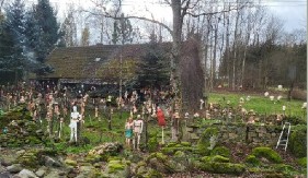 AU BRE, DA LI JE OVAJ ČOVEK NORMALAN? Horor prizor iz dvorišta ledi krv u žilama, glave razbacane svuda po bašti! (FOTO)