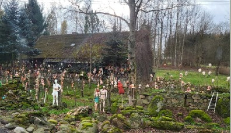 AU BRE, DA LI JE OVAJ ČOVEK NORMALAN? Horor prizor iz dvorišta ledi krv u žilama, glave razbacane svuda po bašti! (FOTO)