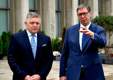 DANAS ĆEMO POSTAVITI NOVE TEMELJE ZA ČVRŠĆE VEZE NAŠIH NARODA Predsednik Vučić poželeo dobrodošlicu Robertu Ficu