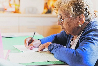 PREVARE NAJSTARIJIH NE PRESTAJU Varaju ih na kućnom pragu, otimaju pare lažnim ugovorima