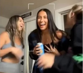 LUDA ŽURKA SE PRETVORILA U HOROR Devojka udarila glavom o sto, kad su drugarice videle šta joj je u ustima, zanemele od šoka! (VIDEO)