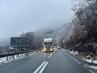 POLAKO PREKO MOSTOVA I NADVOŽNJAKA Zbog jakih udara vetra poseban oprez za vozače kamiona i autobusa