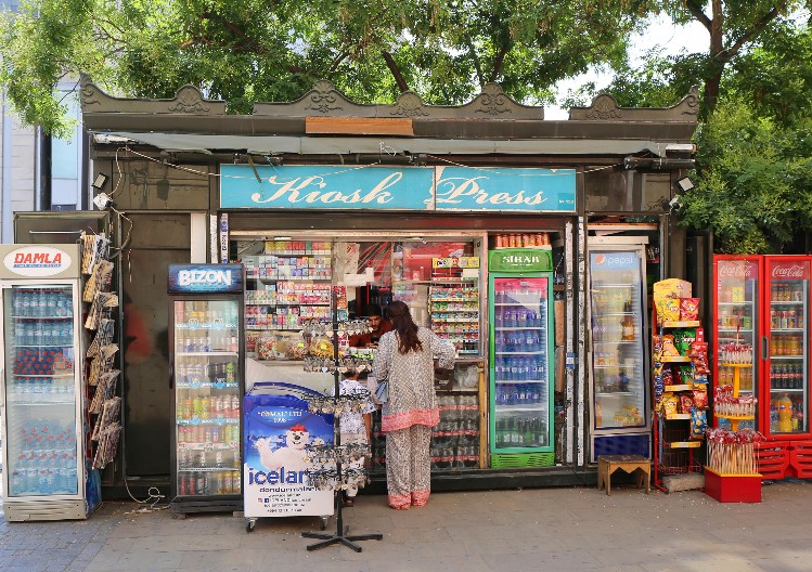 "DA LI VAS JE SRAMOTA AKO PLATITE RAČUN SITNIM NOVCEM?" Devojka iz Srbije doživela neprijatno iskustvo i izazvala buru na internetu