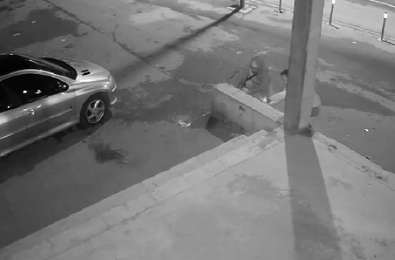 SKANDAL NAD SKANDALIMA! Narodni poslanik ZLF-a vandalizovao javnu imovinu, kamere sve snimile! (VIDEO)