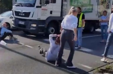 ZA KOSU, PA U ŽBUNJE! Pogledajte kako nemačka policajka rešava nasilne demonstracije (VIDEO)