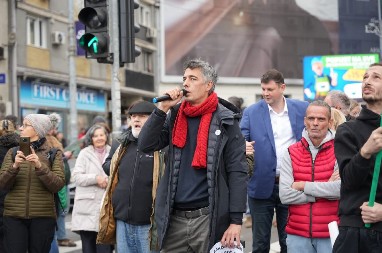 ZA OVO BI IH U EVROPI TUKLI KAO VOLOVE Miketić se hvali "performansima" dok blokira Beograd, a evo kako se to rešava u EU (VIDEO)