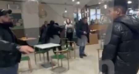 SNIMLJENA MASOVNA TUČA U TRŽNOM CENTRU Zastrašujući snimak nasilja, bacali flaše i prevrtali stolove - haos u prestonici Rusije