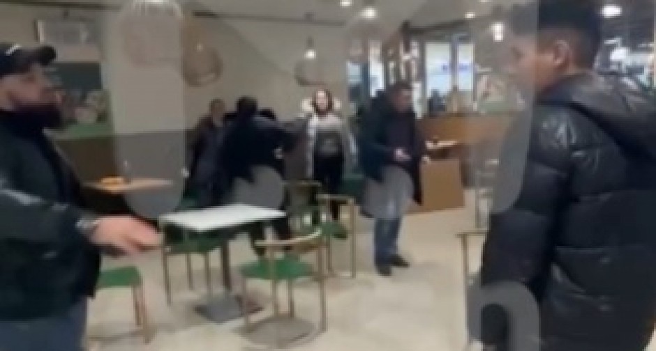 SNIMLJENA MASOVNA TUČA U TRŽNOM CENTRU Zastrašujući snimak nasilja, bacali flaše i prevrtali stolove - haos u prestonici Rusije